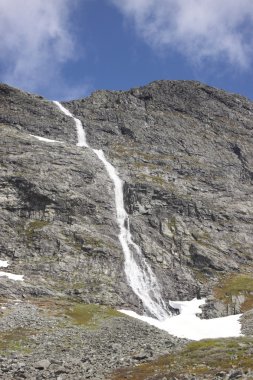 vahşi dere ve yaz aylarında Norveç şelaleler