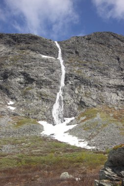 vahşi dere ve yaz aylarında Norveç şelaleler