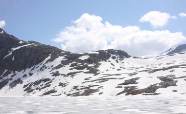 donmuş göl ve Norveç karlı dağlar