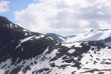 Snowy mountain resort ve Norveç'te kış sporları