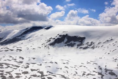 Snowy mountain resort ve Norveç'te kış sporları