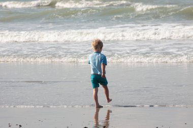 genç çocuk kum dalgaları yürüyüş