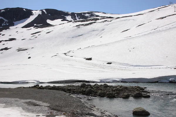 Снежный горный курорт и зимние виды спорта в Норвегии — стоковое фото