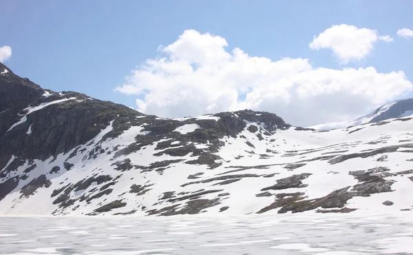 Παγωμένη λίμνη και χιονισμένα βουνά, στη Νορβηγία — Φωτογραφία Αρχείου