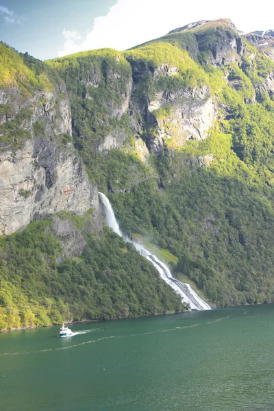 Córregos selvagens e cachoeiras da Noruega no verão — Fotografia de Stock