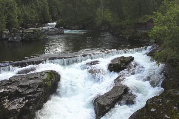 Ruisseaux sauvages et cascades de Norvège en été — Photo