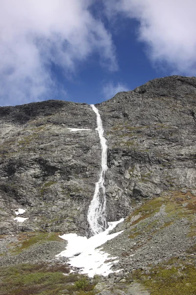 Arroyos salvajes y cascadas de Noruega en verano — Foto de Stock
