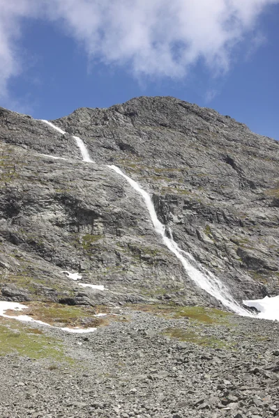 Дикие ручьи и водопады Норвегии летом — стоковое фото