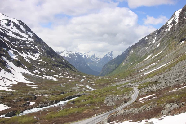 Vilda bäckar och vattenfall i Norge i sommar — Stockfoto