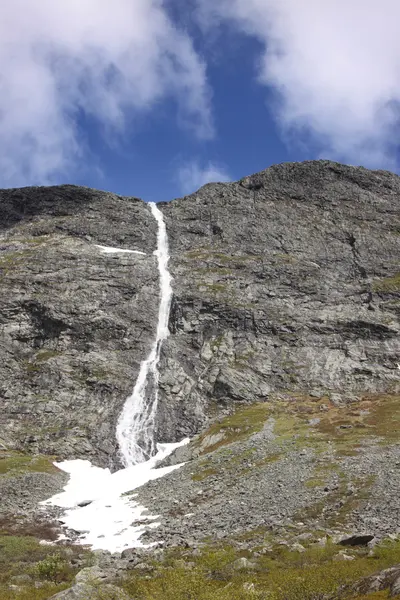 Дикие ручьи и водопады Норвегии летом — стоковое фото