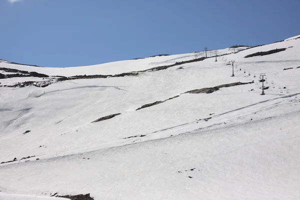 Schneebedeckter Bergort und Wintersport in Norwegen — Stockfoto