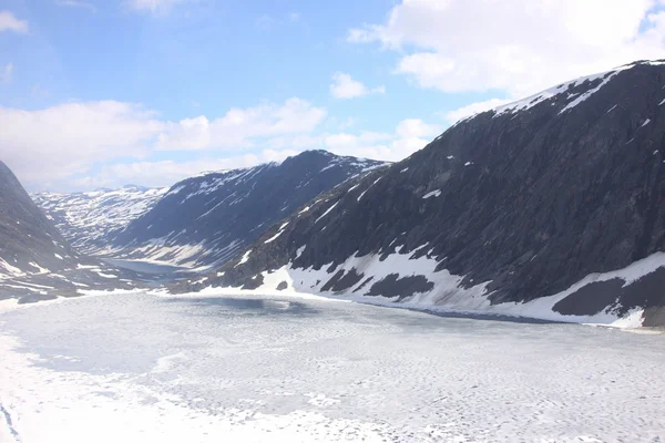 Donmuş göl ve Norveç karlı dağlar — Stok fotoğraf