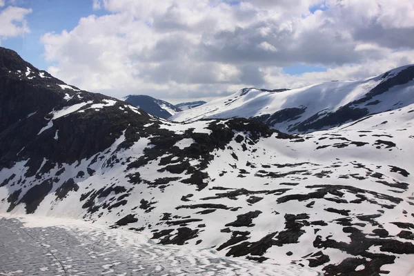 Snowy mountain resort och vintersporter i Norge — Stockfoto
