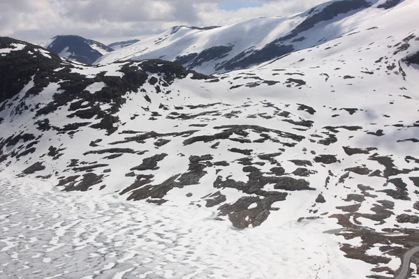 Снежный горный курорт и зимние виды спорта в Норвегии — стоковое фото