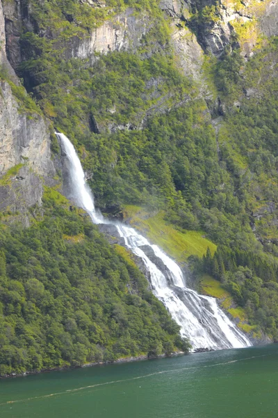 野生のストリームと夏にノルウェーの滝 — ストック写真