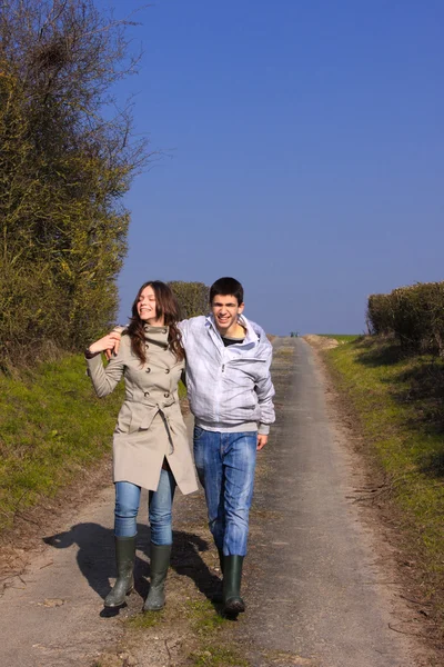 Genç kampanyada baharda yürüme Çift — Stok fotoğraf
