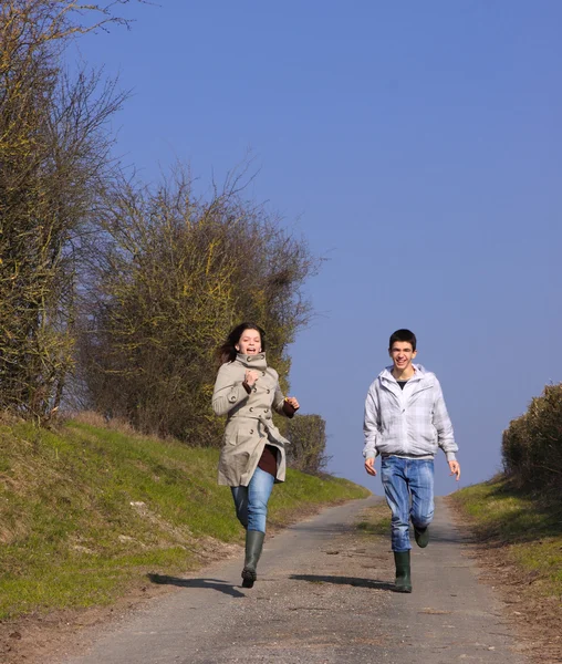 Genç kampanyada baharda yürüme Çift — Stok fotoğraf