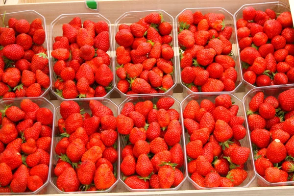 Tace piękne czerwone truskawki i dojrzałe de france — Zdjęcie stockowe