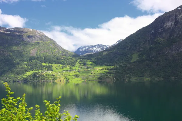 Πράσινοι και υπέροχο φιόρδ norvege άνοιξη — Φωτογραφία Αρχείου