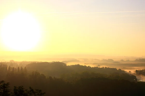 Amanecer en la niebla del valle del Sena — Foto de Stock