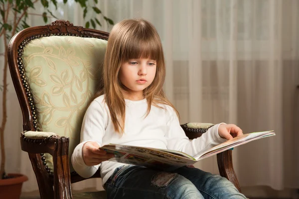 Девочка читает Лицензионные Стоковые Изображения