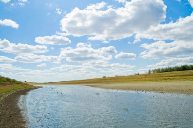 riverriver bulutlu gökyüzü altında