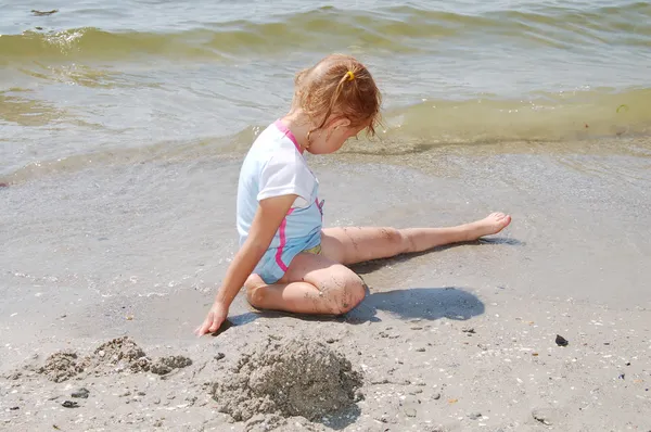 Meisje in op een strand — Stockfoto