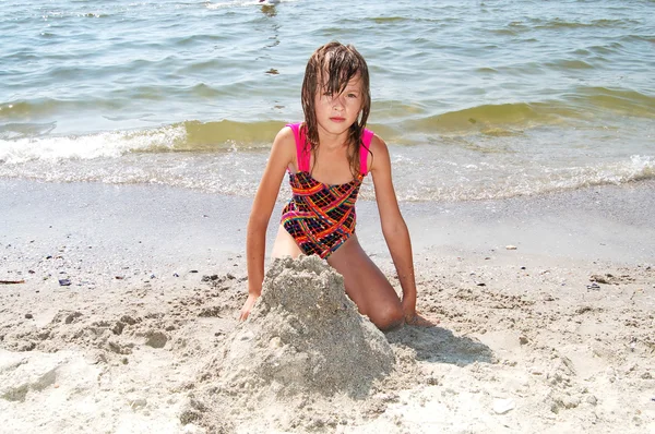 Meisje in op een strand — Stockfoto