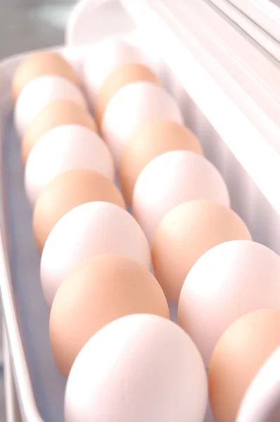 Яйца в холодильнике — стоковое фото