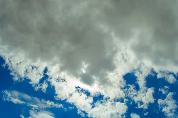 Низкие облака — стоковое фото