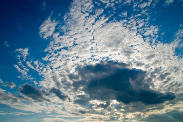 Глубокое голубое небо — стоковое фото
