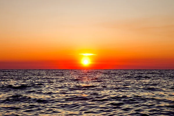 Solnedgång över havet — Stockfoto