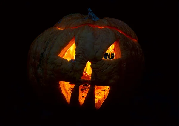 Хэллоуин тыква ночью с огнем — стоковое фото