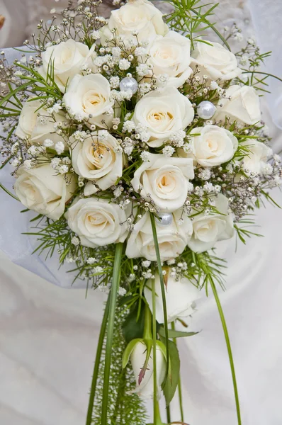 Белая прекрасная роза в свадебном букете — стоковое фото