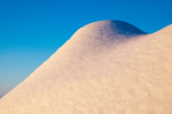Snow hill a tmavomodrá obloha — Stock fotografie