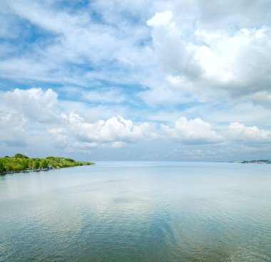 alçak bulutlar altında Nehri