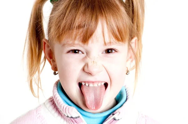 Jovem garota colocando a língua para fora — Fotografia de Stock