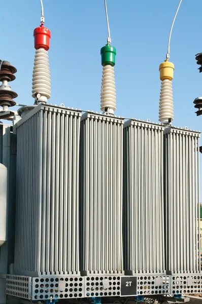 Трансформатор на высокой электростанции — стоковое фото