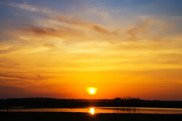 Pôr do sol sobre lagoa — Fotografia de Stock