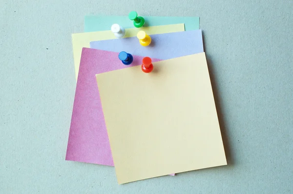 Alfileres de color con papel de nota de color —  Fotos de Stock