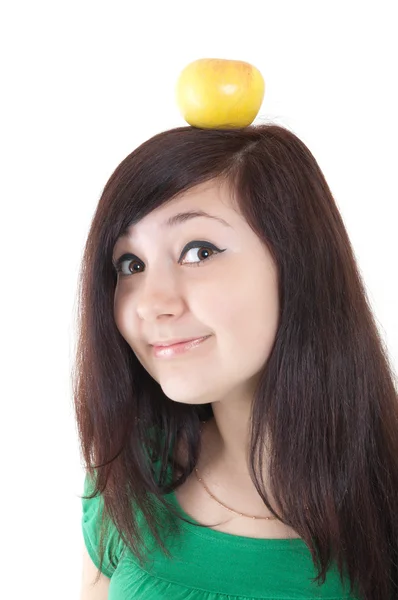 Девочка с яблоком над головой — стоковое фото