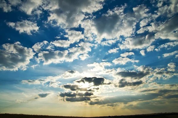 Dramatyczne oświetlone chmury — Zdjęcie stockowe