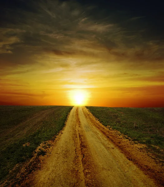 Pôr do sol sobre estrada — Fotografia de Stock
