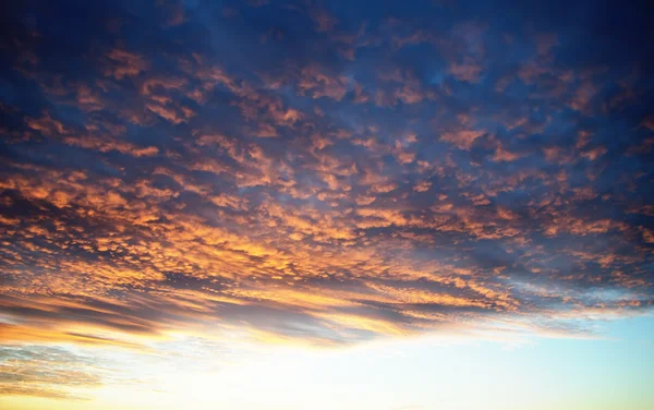 Dramatyczne oświetlone chmury — Zdjęcie stockowe
