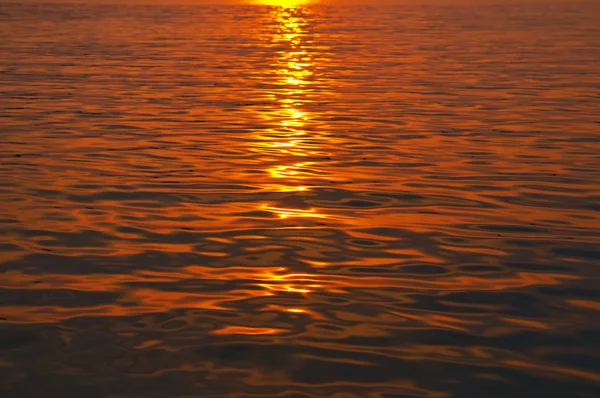 Coucher de soleil dans l'eau ondulée — Photo