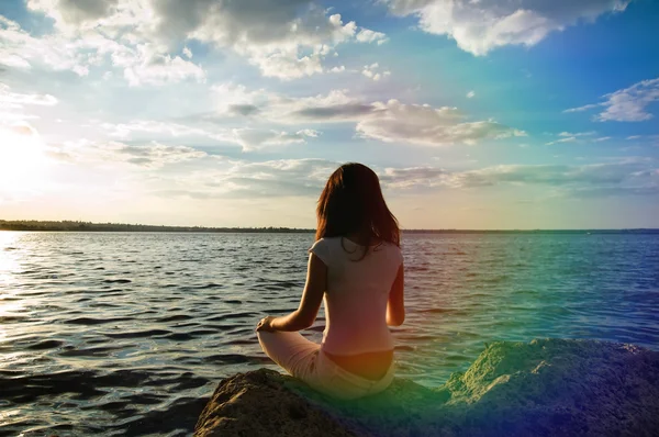 Girl meditations in sunrays — Stock Photo, Image