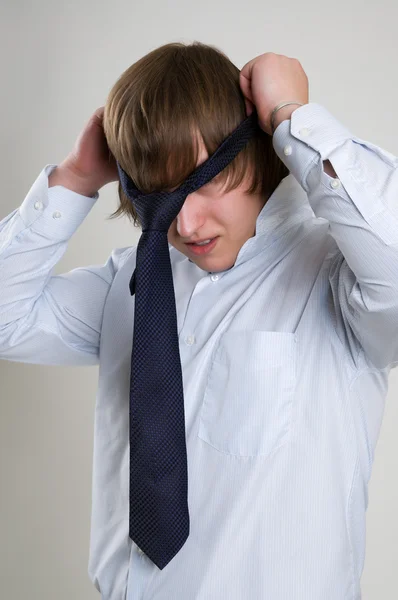 Zakenman met stropdas op hoofd — Stockfoto