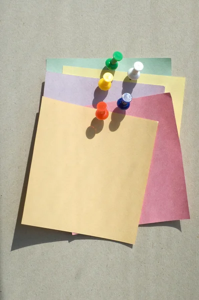 หมุดสีที่มีกระดาษโน้ต — ภาพถ่ายสต็อก