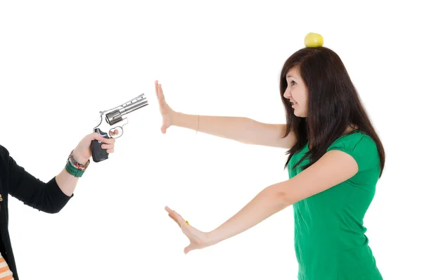 Молодая девушка против пистолет — стоковое фото