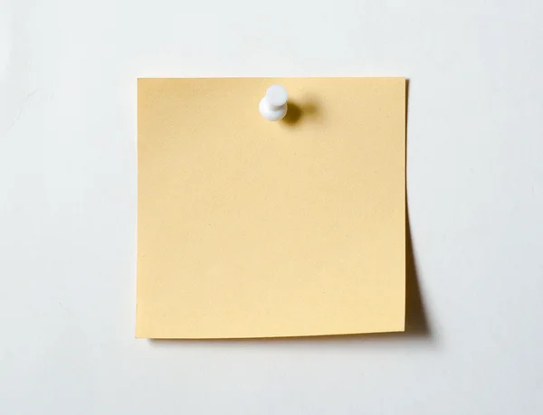 Blanko-Zettelpapier mit Pin — Stockfoto